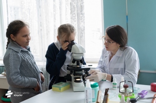 И конкурсы, и занятия, и экскурсии. Преподаватели ЮУрГАУ рассказывают школьникам о науке