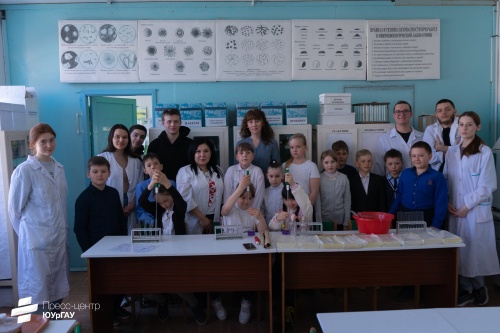 Участники объединения «Азбука природы» познакомились с лабораторией микробиологии Института агроэкологии