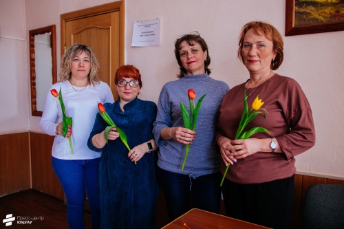 Студенты ИАЭ и ИВМ подарили преподавателям и сотрудницам весенние цветы