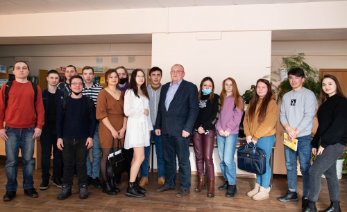 Студенты ЮУрГАУ встретились со своим преподавателем за круглым столом