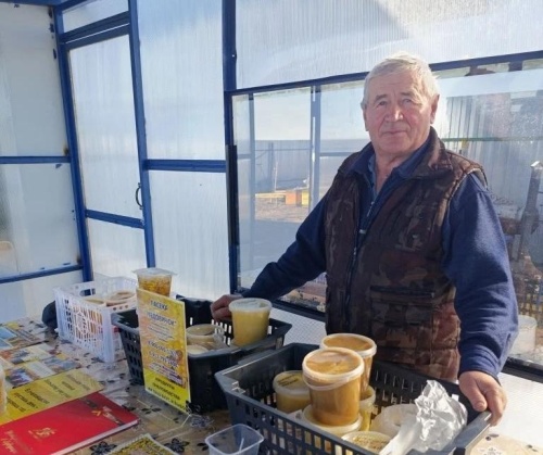 Студенты Института агроэкологии ЮУрГАУ посетили пасеку «Медовичок» в Красноармейском округе