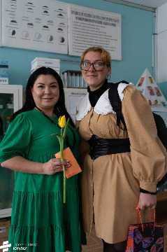 2_8 марта в ИАЭ с цветами_2023.jpeg