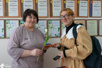 6_8 марта в ИАЭ с цветами_2023.jpeg