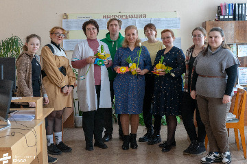 9_8 марта в ИАЭ с цветами_2023.jpeg