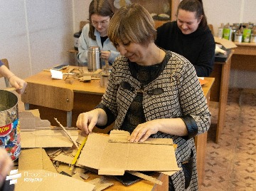 Студенты ИАЭ ЮУрГАУ изготавливают блиндажные свечи (13).jpg