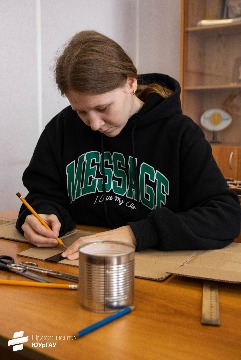 Студенты ИАЭ ЮУрГАУ изготавливают блиндажные свечи (5).jpg