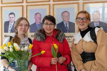 10_8 марта в ИАЭ с цветами_2023.jpeg
