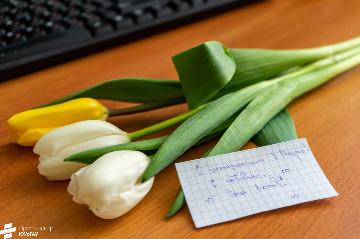 4_8 марта в ИАЭ с цветами_2023.jpeg