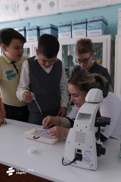 3Преподаватели ЮУрГАУ  рассказывают школьникам о науке.jpeg