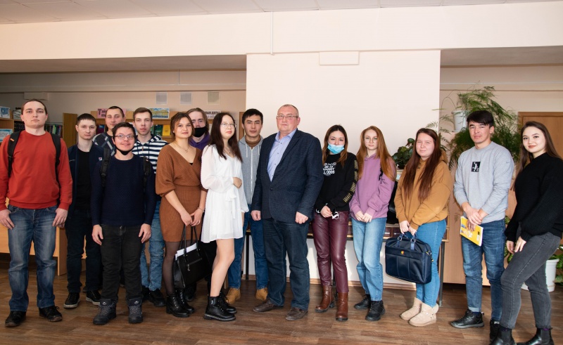 Студенты ЮУрГАУ встретились со своим преподавателем за круглым столом