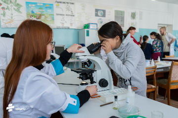 1Преподаватели ЮУрГАУ  рассказывают школьникам о науке.jpeg