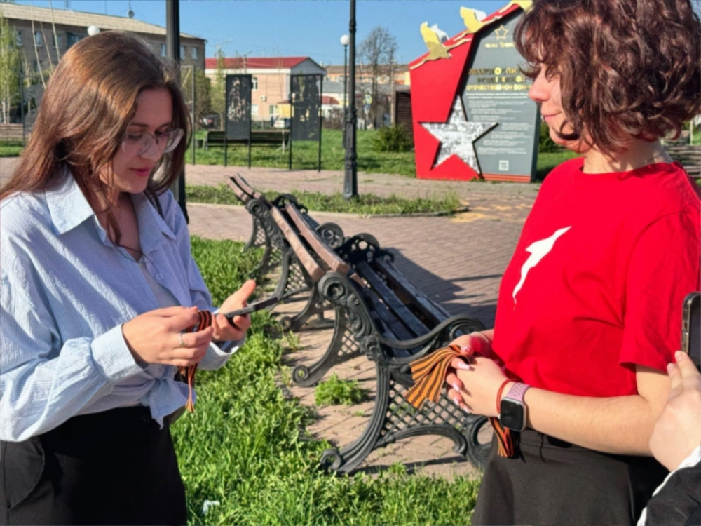 Активисты «Движения Первых» ЮУрГАУ раздали георгиевские ленточки жителям города