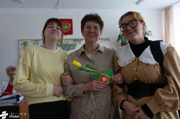1_8 марта в ИАЭ с цветами_2023.jpeg