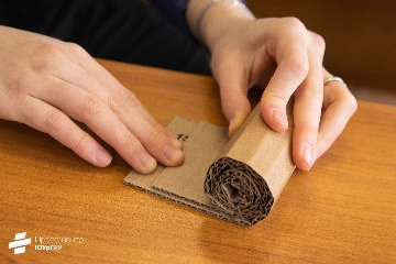 Студенты ИАЭ ЮУрГАУ изготавливают блиндажные свечи (4).jpg